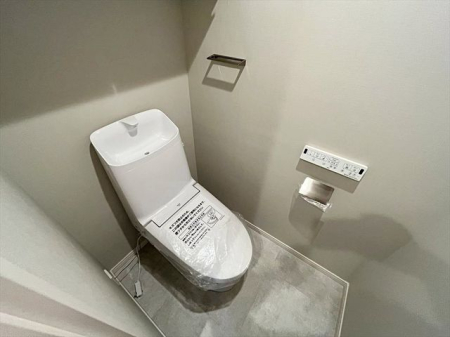トイレ シンプルな内装のスッキリとしたトイレです。お手入れやお掃除が、簡単にできるシンプルなデザインのトイレです。