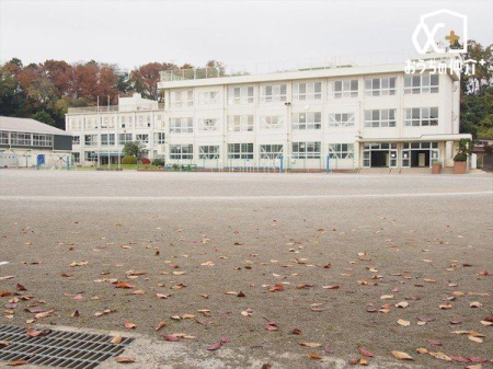 周辺環境 徒歩10分。【狭山市立水富小学校】車椅子対応の駐車場・入り口あり 760m
