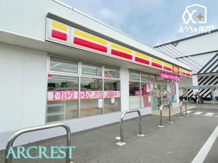 周辺環境 徒歩1分。【ニューヤマザキデイリーストア 狭山日高インター店】営業時間：7時00分～23時00分　狭山日高インターから近いコンビニ 20m