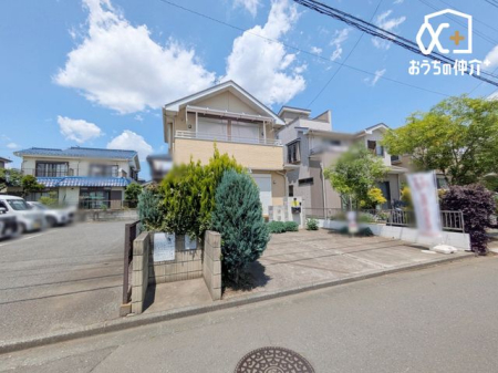 現地外観写真 戸建て住宅ならではの静かでプライベートな空間は、心地よい暮らしを求める方に最適。ペットとのびのび暮らせるのも魅力です。