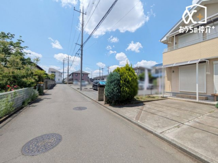 現地外観写真 南側幅員4.2ｍの前面道路に面しております。車通りが少なく、静かで落ち着いた環境が魅力です。穏やかな暮らしを求める方におすすめしたい立地です。