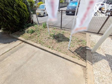 その他 季節の花やグリーンを取り入れて、コンパクトながらも心地よいアウトドア空間を演出できます。
