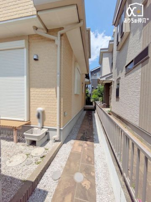 現地外観写真 玄関へと通じる道