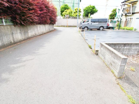 現地土地写真 車通りの少ない落ち着いた住環境です。小さなお子さまをお持ちのご家族も安心です。