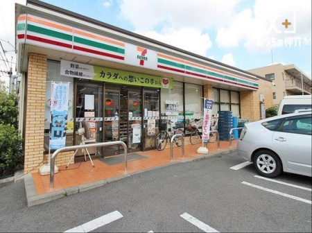 周辺環境 セブンイレブン練馬関町東2丁目店 徒歩4分。24時間営業なので急なお買い物にも便利です。公共料金の支払いや宅配便の荷受け、荷物の受け取りにも利用できます。 310m