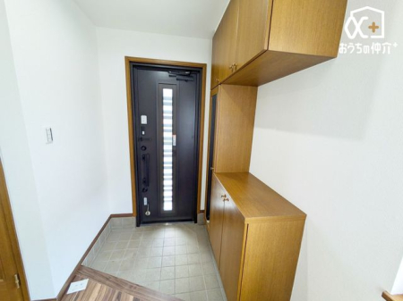 玄関 ～・～Entrance～・～気品あるデザイン性を持つ玄関は、住む方の満足感を満たすクオリティ。帰宅するご家族や、訪れる方を気持ちよく迎える・安らぎに満ちた生活空間を予感させてくれます。