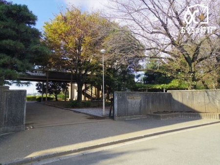 周辺環境 入間市立上藤沢中学校 徒歩11分。【上藤沢中学校】車椅子対応の入り口 850m