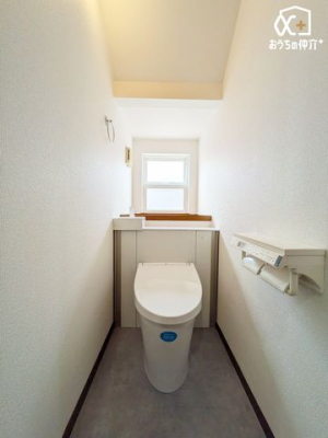 トイレ シンプルな内装のスッキリとしたトイレです。お手入れやお掃除が、簡単にできるシンプルなデザインのトイレです。