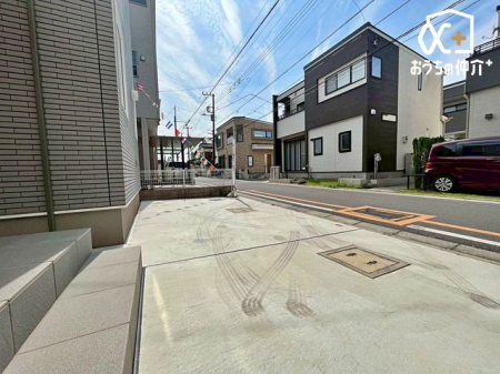  駐車場の様子です。車通りは少なく、お車の出し入れも落ち着いてできるゆったりとした環境です。