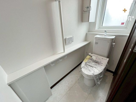 トイレ シンプルな内装のスッキリとしたトイレです。お手入れやお掃除が、簡単にできるシンプルなデザインのトイレです。