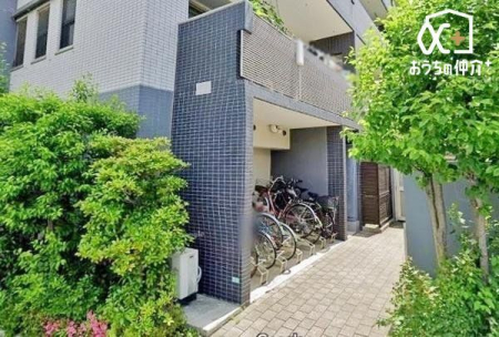 その他 駐輪場は屋根付きで雨の日でも安心！
