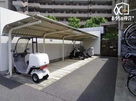 その他 日当たりの良い場所にベランダがあれば当然洗濯物も良く乾きますし、冬場のお部屋の温度も上がり光熱費の節約になります。寝覚めでカーテンを開けて朝日を浴びることができるのは生理的にも良いとされています。