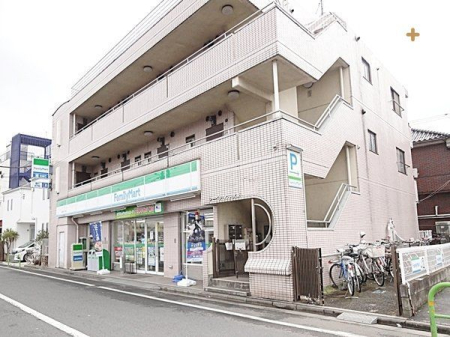 周辺環境 ファミリーマート大泉町四丁目店 徒歩7分。24時間営業なので急なお買い物にも便利です。公共料金の支払いや宅配便の荷受け、荷物の受け取りにも利用できます。 550m