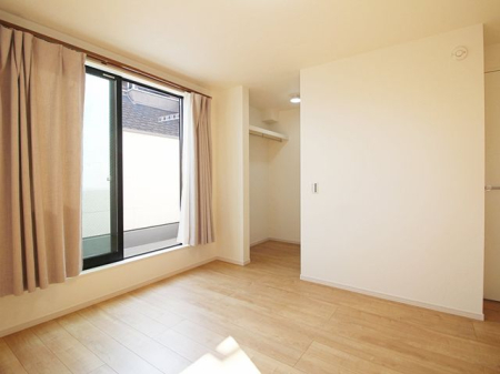 子供部屋 子供部屋にオススメな洋室の様子です。バルコニーに面しているため、換気もしやすい子供部屋。収納スペースもしっかりとございます。
