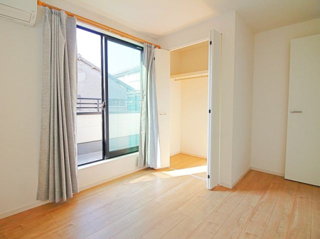 寝室 二面採光で明るさもあります。広々とした居室で家具の配置も自由自在。