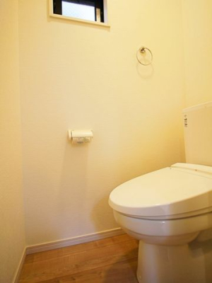 トイレ １階温水便座付きトイレの様子。小窓を空ける事で換気もしやすく、明るいトイレです！