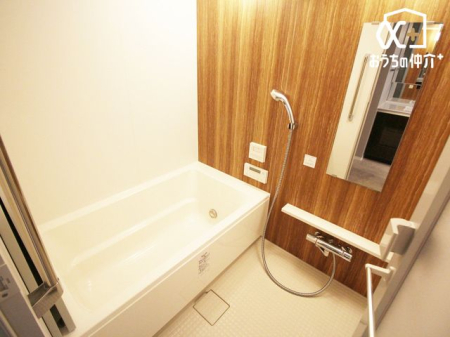 浴室 バスルームは浴室乾燥暖房機も付いてカビ対策もばっちり！洗濯物を干すこともできる乾燥機能付きで、雨の日のお洗濯物も安心です。追い焚き機能もついて、いつでも温かいお風呂に入れます。