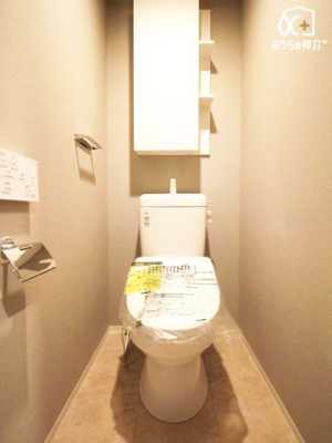 トイレ ～Toilet～毎日使う場所だからこそ、お手入れやお掃除が簡単なシンプルなデザインを採用しました。壁面に棚がございますのですっきり収納させることができます。