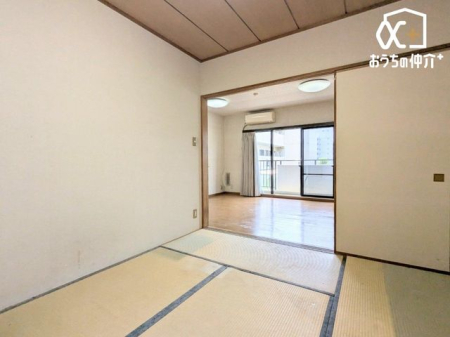 その他内観 リビング横の和室は来客時や赤ちゃんを寝かせる場面で重宝します。