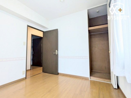 寝室 明るい陽射しが差しこむ主寝室で気持ち良く目覚める毎日を味わってみてはいかがでしょうか。