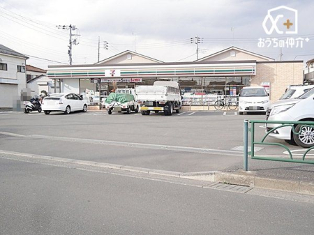 周辺環境 セブンイレブン練馬西大泉6丁目店 徒歩8分。24時間営業なので急なお買い物にも便利です。公共料金の支払いや宅配便の荷受け、荷物の受け取りにも利用できます。 580m