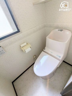 トイレ シンプルな内装のスッキリとした1階トイレです。