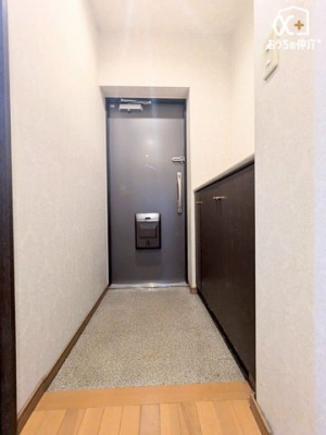 玄関 備え付けのシューズボックスがあり、靴や小物をしっかり収納でき、玄関がスッキリ整い、毎日の身支度が快適になります。