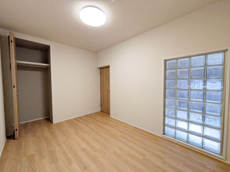 寝室 ～Room～洋室はナチュラルなフローリングと落ち着いた色の壁だから、インテリアを考えるのがとても楽しいですね！