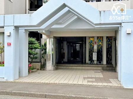 エントランス エントランスの様子。共有施設・敷地はきちんとお手入れの行き届いた物件になります。是非一度現地に足を運ばれてみませんか？