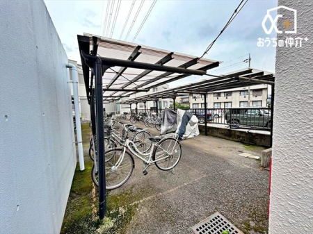 その他 駐輪場の様子です。屋根付きなので、雨風や陽射しから守ってくれます！