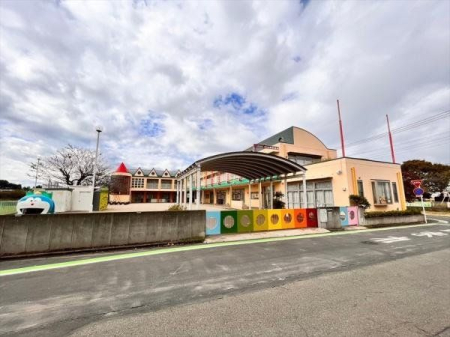 周辺環境 ほんごう幼稚園 徒歩14分。私立幼稚園。トーマスの送迎バスも 1120m