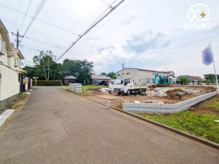 現地土地写真 前面道路は車通りの少ない通りです。