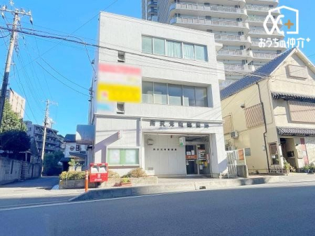 周辺環境 所沢元町郵便局 徒歩7分。【郵便】9:00～17:00【貯金】9:00～16:00【ATM】9:00～17:30、土9:00～12:30 P2台 490m