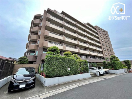 現地外観写真 東武東上線「鶴瀬」駅まで徒歩10分。閑静な住宅街の一角にある開放的マンションです。南向きバルコニーで陽当たり良好！