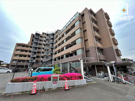 現地外観写真 車通りの少ない落ち着いた環境。お車の出し入れも落ち着いてできる、ゆったりとした環境です。現地にて是非環境をお確かめください。