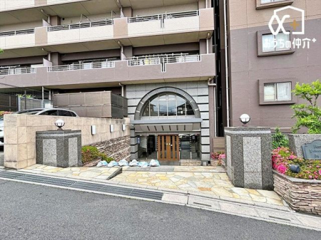 エントランス 清潔感のある、落ち着いたエントランス。是非一度現地に足を運ばれてみませんか？当社スタッフがご案内いたしますのでお気軽にお問い合わせくださいませ。