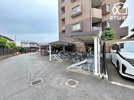 その他 敷地内駐輪スペースの様子です。雨から自転車を守ってくれる屋根付きの駐輪スペースです。