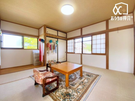 その他内観 2階8帖の和室。全方角に窓があり、風通しの良いお部屋です。
