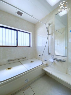 洗面台・洗面所 清潔感のある洗面所は、シンプルでありながら機能的なデザインが特徴。広めのスペースと収納も充実しており、毎日の身支度やお手入れがスムーズに行えます。