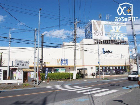 周辺環境 徒歩49分。【スーパーバリュー入間春日町店】営業時間10時00分～20時00分。駐車場280台。車椅子対応の駐車場。 3890m