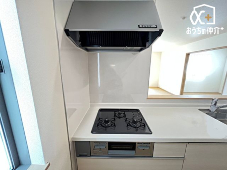 キッチン お料理が捗る三口コンロの様子です。炒める・煮込む等の作業が同時に出来るコンロです。