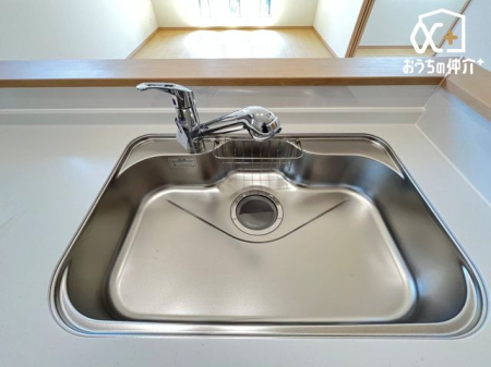 現地外観写真 広々としたシンクの様子です。洗い物が捗るシンクは、毎日の洗い物も楽しくしてくれます。