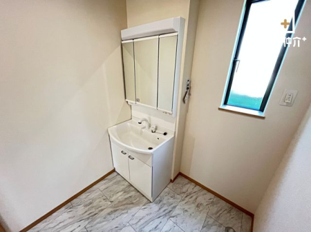 洗面台・洗面所 清潔感のある洗面所は、シンプルでありながら機能的なデザインが特徴。