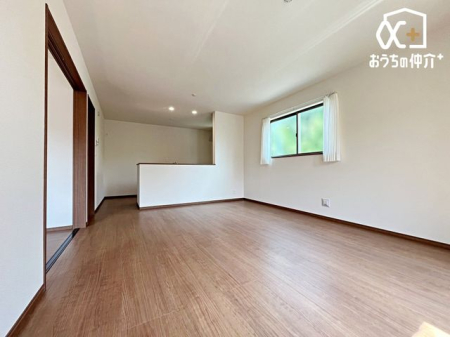 リビング 家族みんなが爽やかに健やかに過ごせるように、優しい光を取り込んだリビングダイニング。