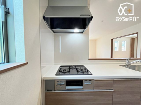 キッチン お料理が捗る三口コンロの様子です。炒める・煮込む等の作業が同時に出来るコンロです。