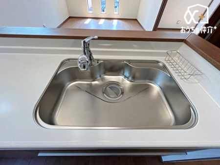 キッチン 広々としたシンクの様子です。洗い物が捗るシンクは、毎日の洗い物も楽しくしてくれます。