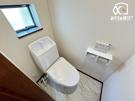 トイレ シンプルな内装のスッキリとしたトイレです。お手入れやお掃除が、簡単にできるシンプルなデザインのトイレです。