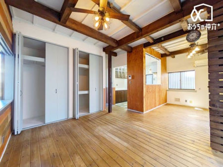 rO `Living`JIōLrOB̂т̂тƂ낰郊rÓAƑ̃R~jP[V̏ƂāA݂ȂW܂Ԃ̏ꏊɁB