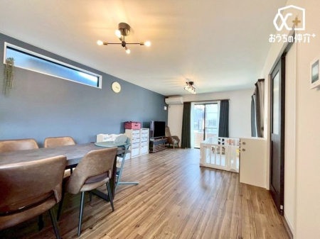 rO `Living`͋CLDKB̂т肭낮\t@AHyރ_CjOZbguĂ͂܂B