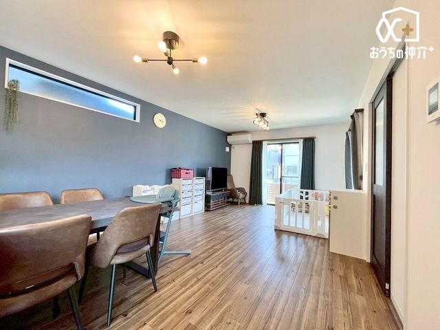 rO `Living`͋CLDKB̂т肭낮\t@AHyރ_CjOZbguĂ͂܂B